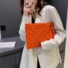 Bolsas de noite Bolsa de mão feminina Bolsa de couro envernizado PU Envelope Cor sólida Bolsa de moedas com zíper Bolsas de designer para festasNoiteNoite