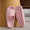 Slippers العلامة التجارية الأزياء المصممة الفاخرة المصممة المصممة الصنادل سيدات سيدات الصيف فلاتس شاطئ الشاطئ مع صندوق