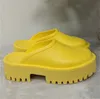 2022 럭셔리 슬리퍼 브랜드 디자이너 여성 숙녀 중공 플랫폼 샌들 투명한 재료로 만든 세련된 섹시한 사랑스러운 맑은 해변 여자 신발 슬리퍼