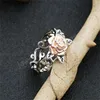 Retro Handgjord Hollow Carve Rose Flower Ring Antik Silver Färg Blommiga Kvinnliga Uttalande Ringar För Kvinnor Party Bröllop Smycken