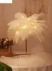 Lampada da tavolo con paralume in piume, atmosfera, luce notturna, decorazioni natalizie, camera da letto rosa tenue, sala studio