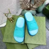 2023 Ny stil botten Tofflor Sandal Sliders Macaron tjock botten halkfri mjuk mode G house tofflor kvinnor bär strandflip-flops sandaler