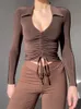 Hejoungirl v szyja ruched brązowy swobodny top koszulka jesienna długi rękaw podstawowy t-shirt Kobiety chuda moda koszulka femme 220525