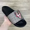 Hommes Femmes Pantoufles En Cuir Sandles Baskets Homme Mode Maison Pantoufle Salle De Bains Abeille Serpent Fleur Sandales Chaussures Femme Tongs Luxe Femme Sandale Diapositives D'été