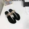 Kvinnors designer tofflor svart t-formade läder sandaler dam lyx strand fritid tofflor designers toppkvalitet mode platt botten flip-flops sandal