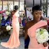 Pfirsich One Shoulder Meerjungfrau Brautjungfernkleider 2022 African Black Girl Satin gerafftes langes Hochzeitskleid Frauen formelle Abendkleider BC9852