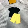 Conjuntos de roupas Kids conjuntos de designer infantil Crianças de manga curta T-shirt de bebê com letras urso saco imprimir shorts amarelos do ajuste da marca Brand Boys Clothing T230225