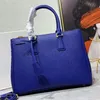 新しいガレリアサフィアーノレザーバッグダブルトップハンドルトート豪華なデザイナーバッグメタルトライアングルロゴ女性ミディアムハンドバッグ小さなショルダーバッグミニクリスタル財布