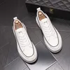 Lyxiga designers klär bröllopsfest skor fjäder vit avslappnad sneakers coola gata män skor platt rund tå tjock botten non-halp kör promenad loafers