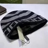 Hela bokstäver Mens Beanies Fashion Women Cashmere Hats Bonnet Designer Beanie Elastic Winter Kaps ull hink för kvinna Casquette