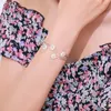 Charmarmband Kvinnor Daisy Flower Armband Bangle för Elegant Wedding Party Jewel Girl Gift 1/2PCScharm INTE22