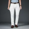 جينز رجال الرجال الربيع الربيعي مستقيم نقي أبيض نقي أبيض عارضة مرونة كلاسيكية سراويل الجينز الذكور سراويل العلامة التجارية