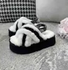 الخريف والشتاء العلامة التجارية الشهيرة UCC Plush Slippers مصمم نسائي غير رسمي غير انزلاق المشي دافئ المتسكع