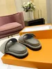 Designer Luxury planing mulas chinelas femininas lisadas sandálias calfkin slides de alça dianteira acolchoada