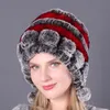 Bonsons de bonnet / crâne Caps chapeaux de fourrure pour femmes hiver réel rex fashion fraîche bonne fleurs tricotées avec des balles crânes neige femelle