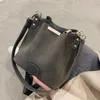 C1 Kadın Çanta Torbaları Basit PU Tek omuz çantası Çok yönlü kova çantası ile buzlu 4 renk 19*22*21*13cm M44936