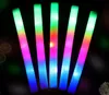 Feestdecoratie RGB LED Glow Sticks Verlichting in het donker Meerkleurige stick voor bruiloftsconcert Speelgoed Aangepast logo 220PCS1657396