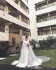 Bescheidenes Plus Size Einfaches A-Linien-Hochzeitskleid aus Satin mit langen Ärmeln und Beteau-Ausschnitt, Hofschleppe, Brautkleider, Brautkleid, Robe de Mariage, nach Maß