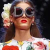 Solglasögon 2022 Trendbrev Kvinnliga överdimensionerade solglasögon Kvinnor Spray Färg Diamond Frame Flash Shades glasögon