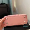 Bolsa feminina clássica mini com alça superior com aba iridescente rosa perolado acolchoado prateado ferragens de metal matelassê corrente bolsa tiracolo