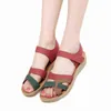 Moda nowe sandały macierzyste miękkie skórę duże płaskie sandały letnie wygodne antyllip u starszych kobiet buty j220527