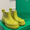 2022 mode förtjockas låg pvc vattenskor regn stövlar galoshes för kvinna avslappnad plysch mitt rör regn stövel vattentätt icke-halkjägare slitsträckt grön låda