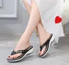 2022 женские тапочки лето новая мода металлическая кнопка скольжения обувь клин пляжные сандалии женщин за пределами платформы досуг ловли