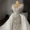 Neuankömmlinge Brautkleid Kristallperlen Meerjungfrau Brautkleider mit abnehmbarem Zug applizierte Federn Saudi -Arabisch Dubai