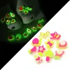 MOQ 50st Garden Magic Style Luminous Croc Charms 2d PVC Glow in the Dark Shoe Decorations Accessories Fluorescerande CLOG Knappar Sko Charm Buckles Fit Kids Sandals