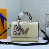 Designer Luxurys Designer-Handtasche 50362 Umhängetaschen Hochwertige, klassische Diagonaltasche aus genarbtem Epi-Leder Wild at Heart-Serie Mittlere Twist-Tragetaschen