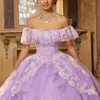 Nyaste lavendel quinceanera prom klänningar blommiga spetsar applikationer söta 15 klänningar bateau nacke ruffles tiere vestidos de 16 anos