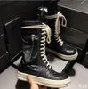 Unisex Boot 2022 Весна Мужчины Мужчины Ботинки Розовые Черные Карманные Женщины Толстые подошвы Косские Кожа Кожа Начальник Начало Мультяшна Мотоцикл Boot Size34-47