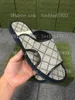 Platta tjocka tofflor för män mode bokstäver 3D färgutskrift Baotou och öppen tå canvas lädersandaler lyxiga bekväma lätta halkfria strandskor 39-48