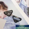 Fashion Classic Triangle Metal Label Brooch مصممة بشكل رائع الملحقات القديمة ذات اللون المزدوج كل مطابقة