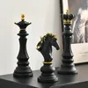NORTHEUINS Harz-Retro-Internationale Schachfigur für den Innenbereich, König-Ritter-Skulptur, Heim-Desktop-Dekoration, Wohnzimmer-Dekoration 220518