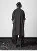 Trench-coats pour hommes Robe noire foncée japonaise Cape de personnalité pour hommes avec fentes Design Discothèque Tendance Lâche Big ShirtMen's Viol22