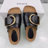 KHAITE THOMPSON BUCKLED LÄDER SLIDER Slids Xe Slipon Beach Sandals Shoes Guint Leather Open Toe Casual Flats för kvinnor L5564786