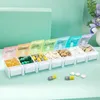 Medicinförvaringslådor BINS 1 Rad 7 Squares Weekly Portable Plastic Rainbow Bounce Button Pill Box 7 Grid Tablet Holder Container Anpassningsbar Apotek Gift F0427