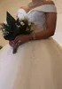 Abiti da sposa bianchi con perline di cristalli di lusso Abiti da sposa con applicazioni in pizzo aperto sul retro Abiti da sposa taglie forti con spalle scoperte Abito da sposa lungo in tulle da giardino per la sposa