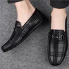 Patrón de cocodrilo de moda Mocasines de calidad hombres Oficina de cuero resbalada zapatos de conducción de estilo británico mocasins