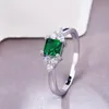 Eheringe Huitan Einfacher minimalistischer Stil Finger bescheidenes Design mit niedlichem grünen kubischen Zirkon Stein Vorschlag Verlobung für MädchenHochzeit Edw