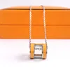 Nuevo collar colgante de letras de plata de alta calidad para hombres y mujeres Diseño de diseñador 316L Acero inoxidable Damas Día de San Valentín Longitud de la cadena de regalo 45 cm