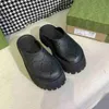 Slip på sandaler med hål tofflor Italien fabrik gummi tjocka botten män kvinnor mode tofflare platt glid sommar strand designer sandal storlek 35-45