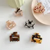 Koreansk version av den nya Mini Square Hollow Out Checkerboard Hair Clip Creative Acetate Small Hair Shark Clip for Woman Girls