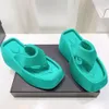 2022 Frühling und Sommer, neueste beliebte Serie, Wassertisch-Clip-on-Sandalen, Hausschuhe, Biskuitkuchen, dicker Boden, Schwimmbad, Strand, Freizeit, Luxus-Designer-Flip-Flops