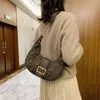공장 직접 판매 겨울 새로운 패션 여성의 다목적 프랑스 소수 민족 외국 스타일 One Shoulder Bag 인기있는 질감 디자이너
