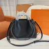 2022 Bella Mahina Tote perforata Borsa con coulisse di design di lusso Lettera Modello floreale Borsa con manico a tracolla in pelle da donna Hollow275b