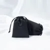 100pcs Niestandardowe logo czarne jedwabne biżuterię małe torby na prezent satynowe sznurka opakowań na naszyjnik ślub ślub