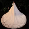 فستان زفاف آخر مع قطار بسيط يا رقبة نصف الأكمام ثوب الدانتيل الجميل بالإضافة إلى الكرة الحجم للحامل.