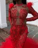 2022セクシーなキラキラ濃い赤のスパンコールの羽マーメイドのドレスのための黒い女の子長袖スパンコールジュエルネックイリュージョン形式のアラビアの夜のガウン